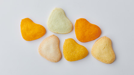 “Komeko no Cookies Hiyone” are crispy and moist vegetable cookies made with six kinds of vegetables, resulting in colorful chick-shaped cookies with a rich flavor.