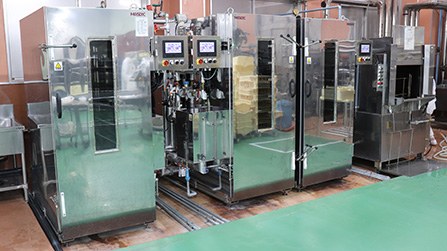 Fine Up Box Steamers are used to produce steamed products such as the steamed bun “Sanshoku Sekka.” Three units are installed side by side and are also used for preparing high-quality confections and sterilizing utensils.