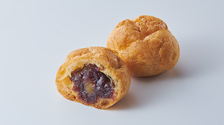 An Butter Chou produced by Takeuchi Seika Co., Ltd. on their Cream Puff Line.These cream puffs are injected with whole bean paste and butter.