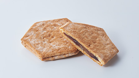 Awaseyaki produced by Seikadou Co., Ltd.Using a direct baking machine, red bean paste and mochi are sandwiched.