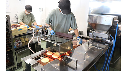 A Compact Type Dorayaki Machine in operation